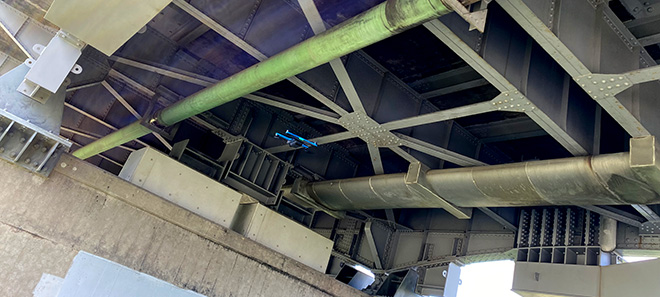 橋梁添架管路点検 共同点検によるコスト削減